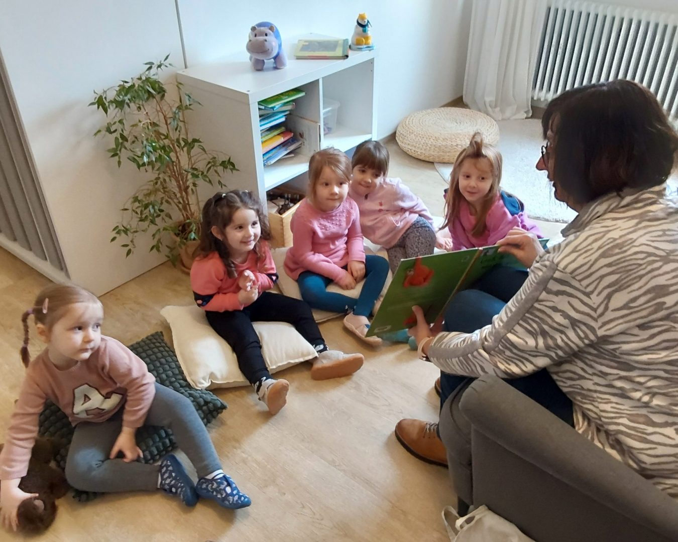 Oma Karin liest den Kindern im Kindergarten Lengfurt ein Buch vor.